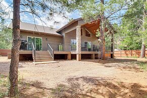 Fire Pit + Deck: Airy Cabin Near Pinetop Lakes