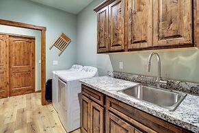 Fire Pit + Deck: Airy Cabin Near Pinetop Lakes