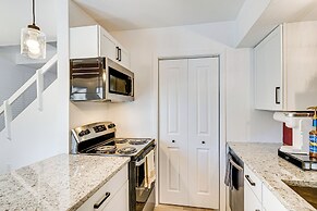 Convenient Bryan Townhome w/ Patio < 3 Mi to A&m!
