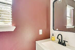 Convenient Bryan Townhome w/ Patio < 3 Mi to A&m!