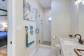 Modern Hendersonville Home: Deck & Mountain Views!