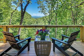 Modern Hendersonville Home: Deck & Mountain Views!