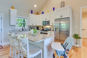 Modern Hendersonville Home: Deck & Mountain Views!