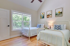 Modern Hendersonville Home: Deck & Mountain Views!