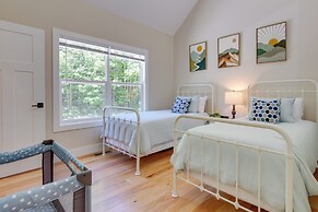 Modern Hendersonville Home: Deck & Mountain Views!