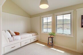 Hot Tub & Lake Views: Lake Chelan Lookout Home!