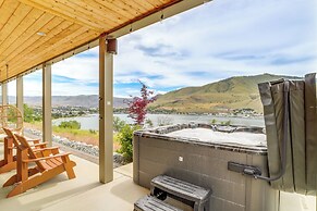 Hot Tub & Lake Views: Lake Chelan Lookout Home!