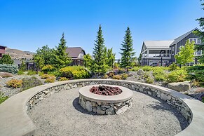 Hot Tub & Lake Views: Lake Chelan Lookout Home!