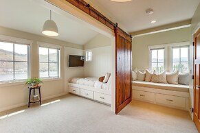 Hot Tub & Lake Views: Lake Chelan Lookout Home!