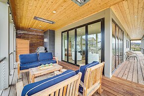 Hot Tub & Lake Views: Lake Chelan Lookout Home!