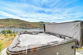 Hot Tub & Lake Views: Lake Chelan Lookout Home!