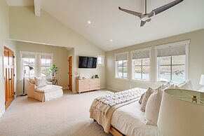 Hot Tub & Lake Views: Lake Chelan Lookout Home!