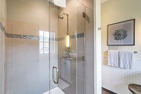 Hot Tub & Lake Views: Lake Chelan Lookout Home!