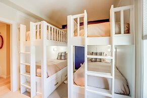 Hot Tub & Lake Views: Lake Chelan Lookout Home!