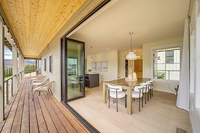 Hot Tub & Lake Views: Lake Chelan Lookout Home!