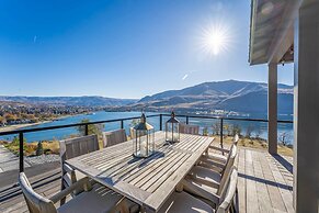 Hot Tub & Lake Views: Lake Chelan Lookout Home!