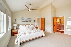 Hot Tub & Lake Views: Lake Chelan Lookout Home!