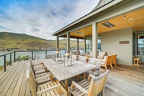 Hot Tub & Lake Views: Lake Chelan Lookout Home!