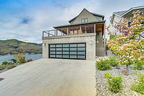 Hot Tub & Lake Views: Lake Chelan Lookout Home!