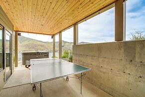 Hot Tub & Lake Views: Lake Chelan Lookout Home!