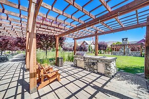 Hot Tub & Lake Views: Lake Chelan Lookout Home!