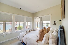 Hot Tub & Lake Views: Lake Chelan Lookout Home!