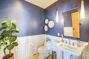 Hot Tub & Lake Views: Lake Chelan Lookout Home!