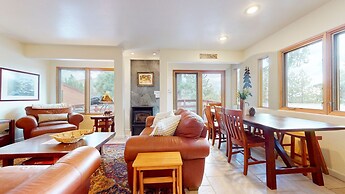 Lakeview Villas #26 3 Bedroom Condo by RedAwning