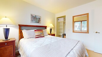 Lakeview Villas #26 3 Bedroom Condo by RedAwning