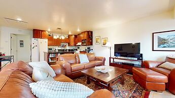 Lakeview Villas #26 3 Bedroom Condo by RedAwning