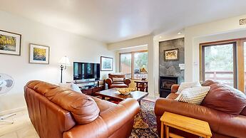 Lakeview Villas #26 3 Bedroom Condo by RedAwning