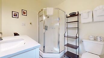 Lakeview Villas #26 3 Bedroom Condo by RedAwning