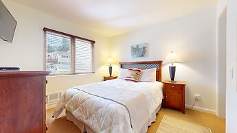 Lakeview Villas #26 3 Bedroom Condo by RedAwning