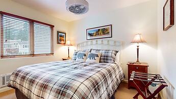 Lakeview Villas #26 3 Bedroom Condo by RedAwning