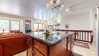 Lakeview Villas #26 3 Bedroom Condo by RedAwning