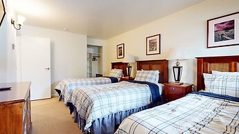 Lakeview Villas #26 3 Bedroom Condo by RedAwning