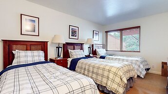 Lakeview Villas #26 3 Bedroom Condo by RedAwning