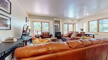 Lakeview Villas #26 3 Bedroom Condo by RedAwning