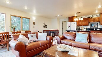 Lakeview Villas #26 3 Bedroom Condo by RedAwning