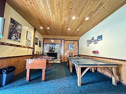 Lakeview Villas #26 3 Bedroom Condo by RedAwning