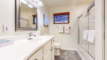 Lakeview Villas #26 3 Bedroom Condo by RedAwning