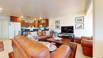 Lakeview Villas #26 3 Bedroom Condo by RedAwning