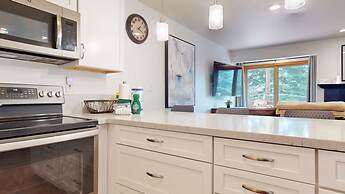 Lakeview Villas #24 3 Bedroom Condo by RedAwning