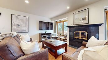 Lakeview Villas #24 3 Bedroom Condo by RedAwning