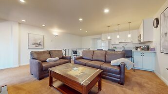 Lakeview Villas #24 3 Bedroom Condo by RedAwning