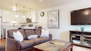 Lakeview Villas #24 3 Bedroom Condo by RedAwning