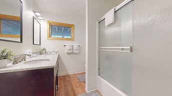 Lakeview Villas #24 3 Bedroom Condo by RedAwning