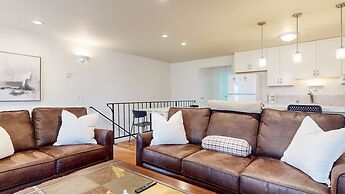 Lakeview Villas #24 3 Bedroom Condo by RedAwning