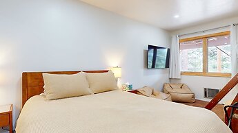 Lakeview Villas #24 3 Bedroom Condo by RedAwning