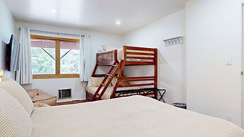 Lakeview Villas #24 3 Bedroom Condo by RedAwning